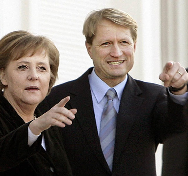 Braucht einen neuen Regierungssprecher...Merkel, hier noch mit Sprecher Wilhelm  | Foto: dpa