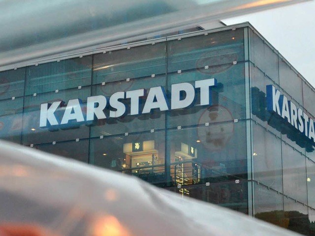 Die Lrracher Karstadt-Filiale steht v... Mitarbeiter geben sich selbstbewusst.  | Foto: Barbara Ruda