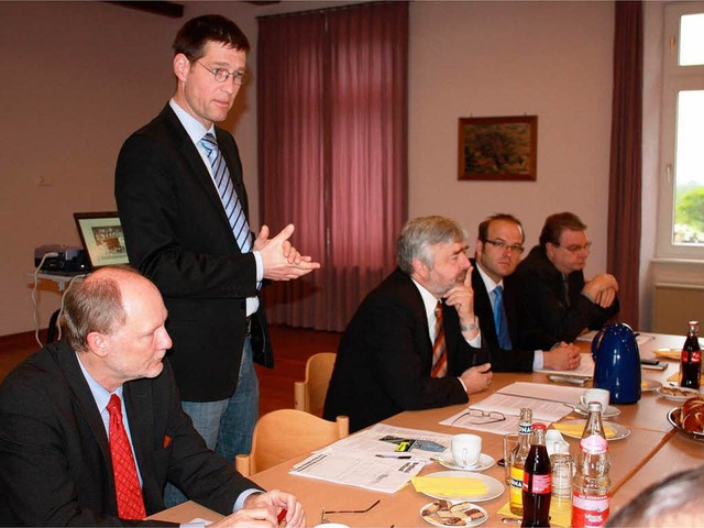 Bei der Pressekonferenz: (von links)  ...germeister Gerhard Borchert (Neuried).  | Foto: Privat