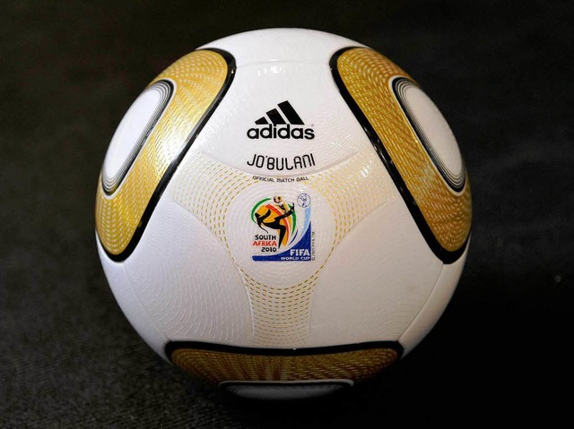 Und so sieht er aus: Der WM- Ball mit dem Logo  | Foto: ddp