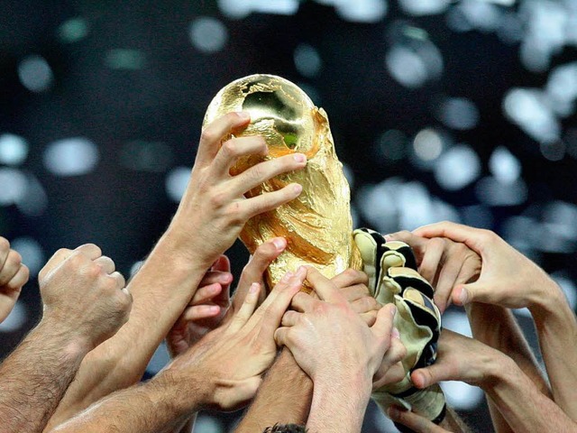 2006 nahm Italien den Pokal mit nach Hause, wer wird es dieses Jahr sein?  | Foto: dpa