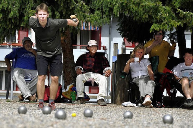 Boule im Hof der Grundschule in Ettenh...t irgendwie auch wie Familienpicknick.  | Foto: Stefan Merkle