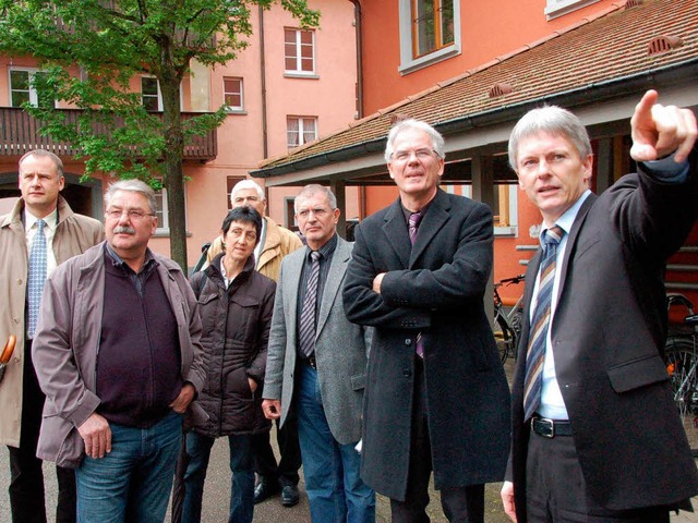 Brgermeister Benitz (rechts) erklrt ...chadensbild in der Staufener Altstadt.  | Foto: Markus Donner