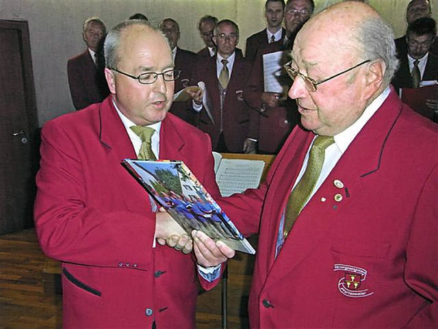 Vorsitzender Robert Bsch (links) ber...60 Jahren im Mnnergesangverein  ist.   | Foto: Schneider