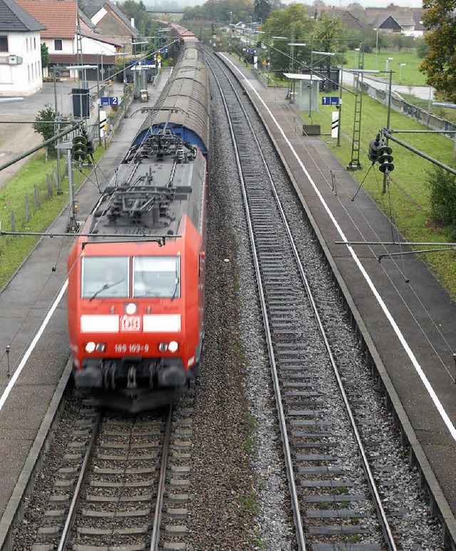 Auf welchem Gleis wird die Bahn im Rheintal wohl fahren.  | Foto: Rein