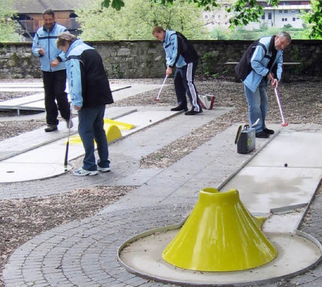 Die rundum sanierte Minigolfanlage im ...on einer Tanzgruppe des Jugendhauses.   | Foto: Stefan Sahli