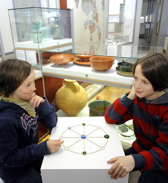 Spielen wie die alten Rmer:  Tina und...t testen die rmische Mhle-Variante.   | Foto: Thomas Kunz