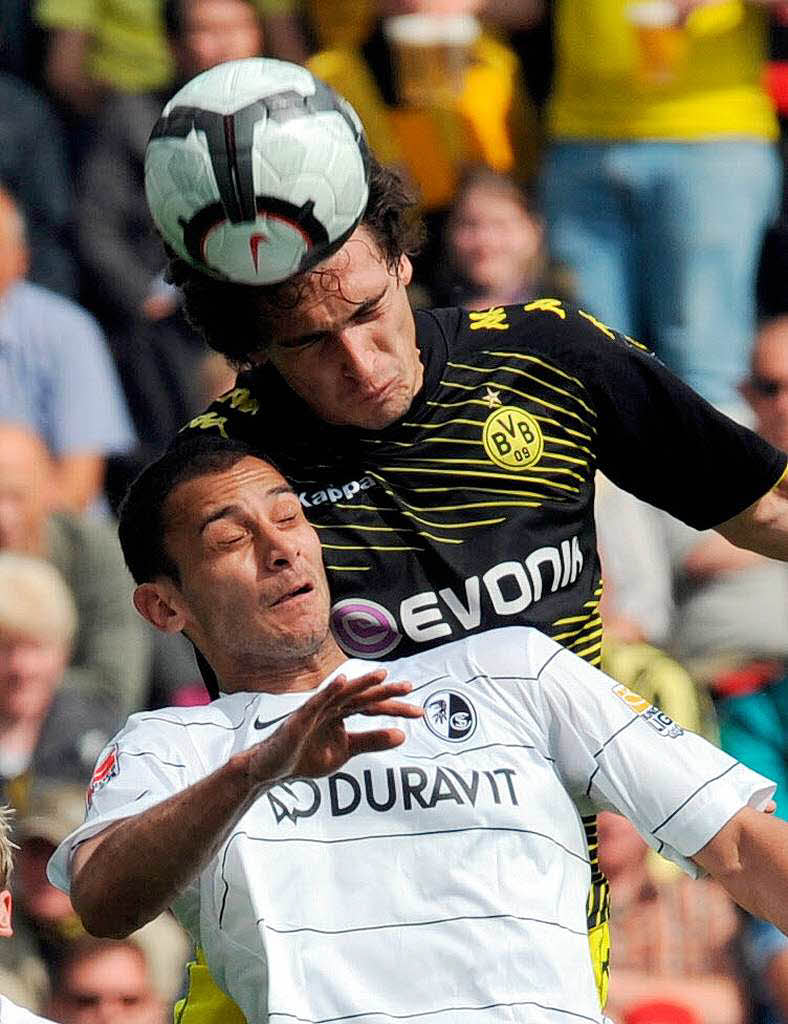 mer Torpak (links) im Luftkampf mit BVB-Strmer Nelson Valdez.