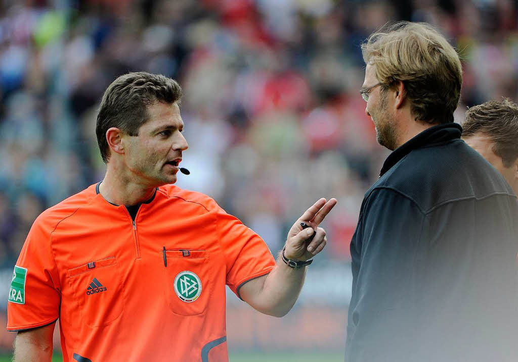 Kloppo? Klappe! Dortmunds Trainer Jrgen Klopp wird vom Schiedsrichter ermahnt.