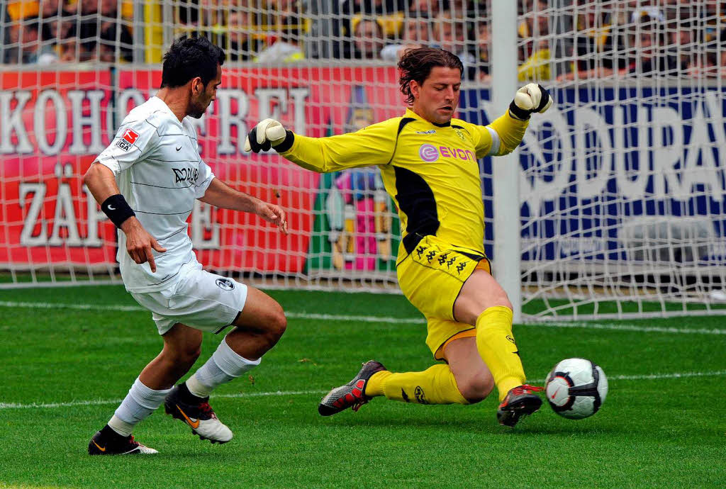 Dortmunds Torhter Roman Weidenfeller im Laufduell mit Yacine Abdessadki.