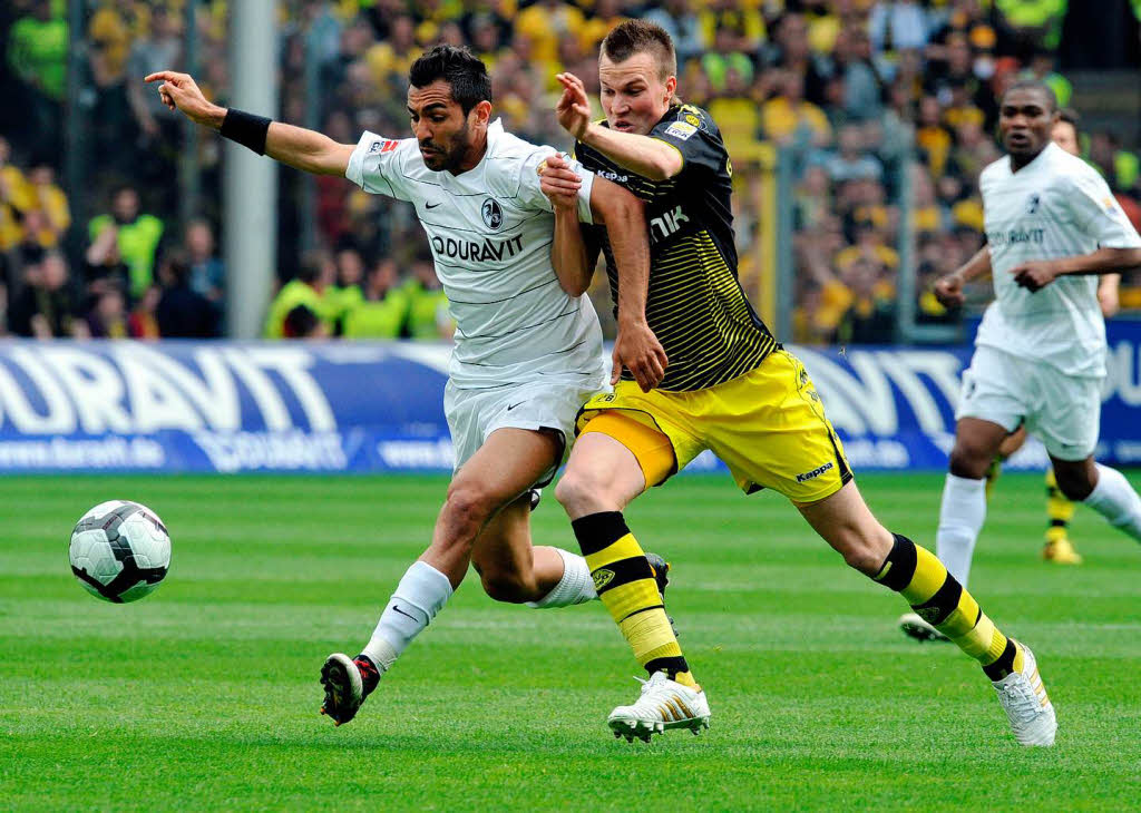 Yacine Abdessadki (links) kmpft mit dem Dortmunder Kevin Grokreutz um den Ball.