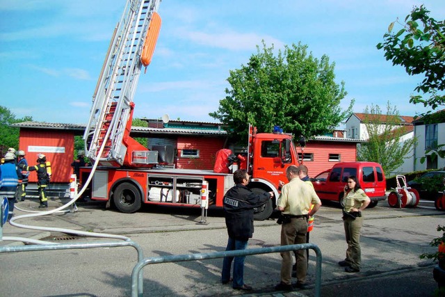Vergebens im Einsatz: Die Feuerwehr ko...dem dieses vollstndig ausgebrannt war  | Foto: Wilhelm Adam