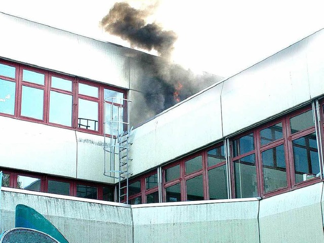 Rauch steigt vom Dach des Lahrer Scheffel-Gymnasiums empor.  | Foto: Wolfgang Knstle