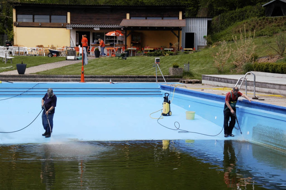 Die Schwimmfreunde Sthlingen reinigte...im Hintergrund) fr das Beckenwasser.   | Foto: Dietmar Noeske
