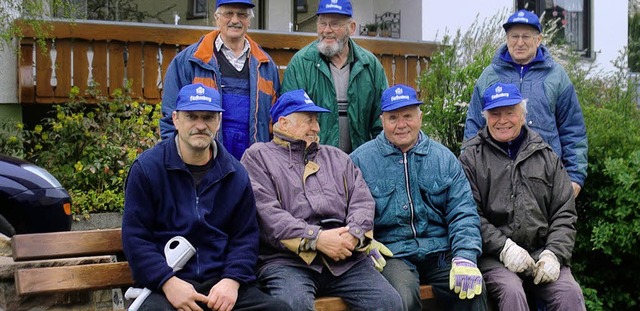 Nach getaner Arbeit: Egons Wanderfreun...n fnf neuen Bnken in Unadingen aus.   | Foto: Christa Maier