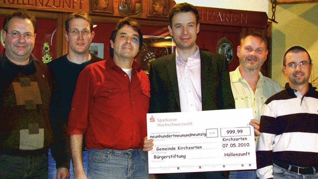 999,99 Euro zugunsten der neuen Brger...rund, Zeremonienmeister Marco Hauser.   | Foto: Monika Rombach