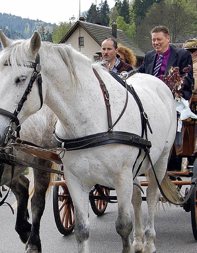 Auch Brgermeister Herbert Kiefer genoss die Fahrt in einem Kutschenwagen.  | Foto: Folles