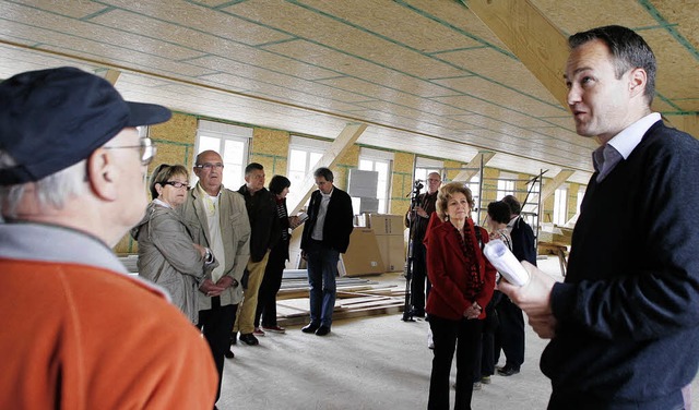 Architekt Christoph Weidner (rechts) erlutert die Baustelle.   | Foto: h. fssel