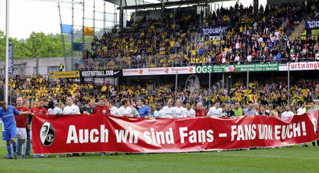 Der Dank der SC-Spieler galt dem Anhang, der am Samstag viel zu feiern hatte.   | Foto: Achim Keller