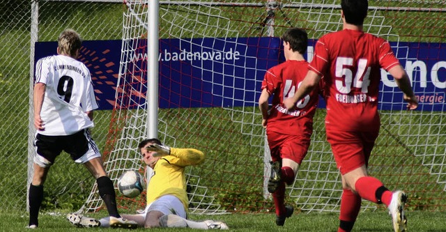 Der berragende FCE-Strmer Thomas Bob... Szene an FFC-Torhter Hannes Janson.   | Foto: ak