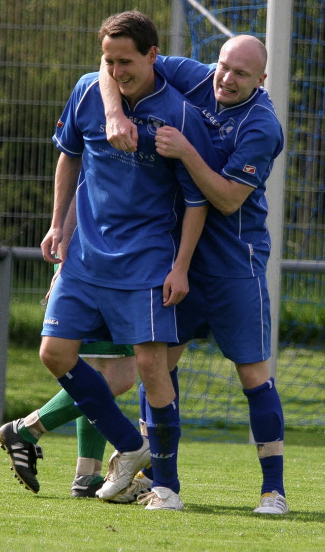 Patrick Drzyga und  Waldemar Hettinger...beim 6:1-Heimsieg gegen Unterkirnach.   | Foto: Dieter Reinhardt