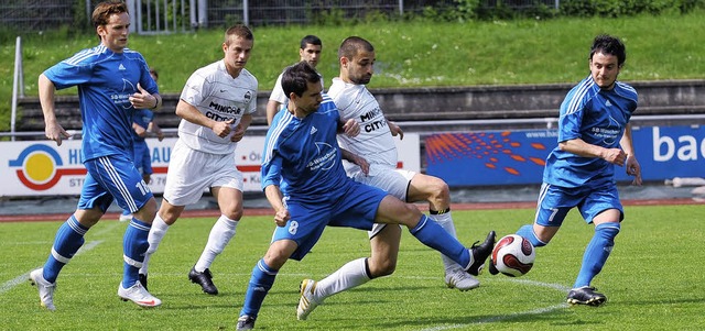 Der Steinener Giuseppe Gianguercio (Mi...kircher Torjger Jan Ernst (Nummer 8)   | Foto: andr roos