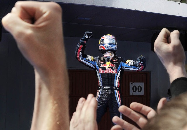 Siegerpose: Mark Webber produziert sic...einen Fans nach dem Sieg in Barcelona.  | Foto: afp
