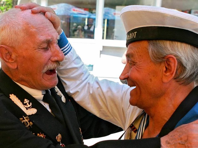 Zwei Veteranen feiern den Jahrestag im Moskauer Gorky Park.  | Foto: dpa