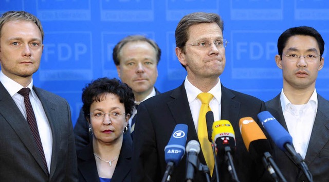 Blick ins Leere: FDP-Chef Guido Wester...Philipp Rsler (von links nach rechts)  | Foto: DPA