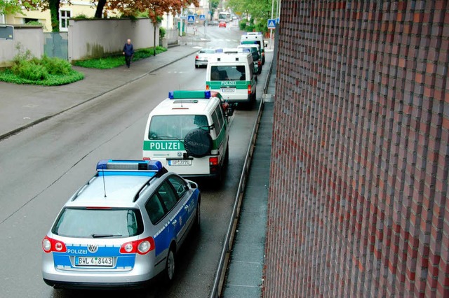 Zahlreiche Polizeifahrzeuge wurden am ...zeidirektion Lrrach zusammengezogen.   | Foto: Trenz