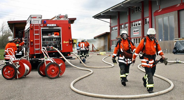 Ein angenommener Brand in einer Werksh...esamt 45 Feuerwehrleute auf den Plan.   | Foto: Angelika Heller