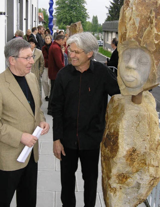 Jrgen Messmer (links) mit Knstler Ma...i der Ausstellungserffnung in Riegel.  | Foto: Michael haberer