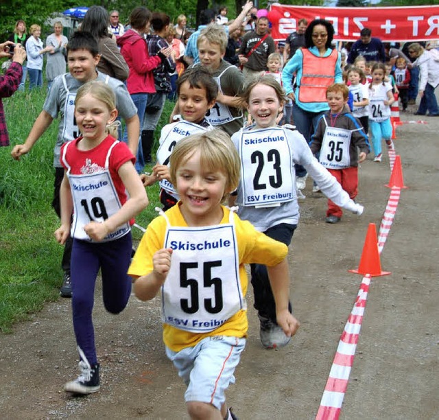 Die Kinder strmten los, als der Start...Vrstetter Bambini-Lauf gefallen war.   | Foto: Grttinger