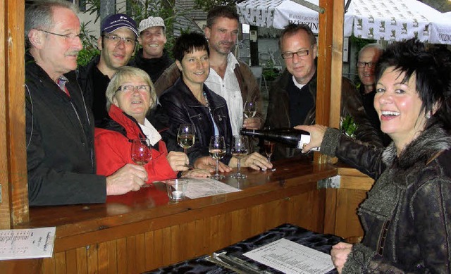 Gut war die Stimmung beim ersten Btzi...sten Wein zum Verkosten ausschenkten.   | Foto: Mario schneberg