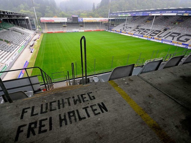 Mit knapp 24000 Zuschauern ist das Badenova-Stadion kaum noch konkurrenzfhi  | Foto: Ingo Schneider
