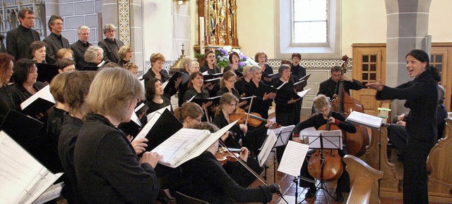 Temperamentvolles Dirigat: Kerstin Bg...stlichen Konzert in der Martinskirche   | Foto: Hans Jrgen Kugler