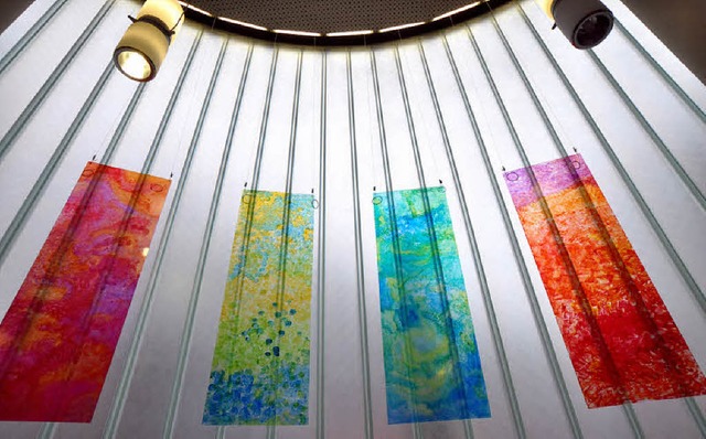 Bunte Bilder von &#8222;Hinz + Kunst&#8220; zieren das Glashaus.   | Foto: Barbara Ruda