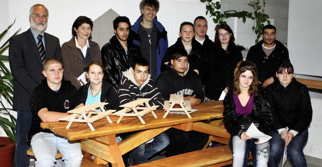 Freude an der Friedrich-Ebert-Schule: ...ellten aus Holz drei Sitzgruppen her.   | Foto: Heiner Fabry