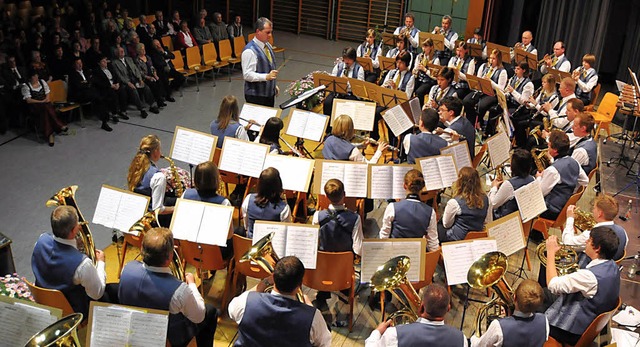 Flotte Rhythmen in der Festhalle: Die ...ust unter der Leitung von Xaver Maier.  | Foto: Stefan Merkle