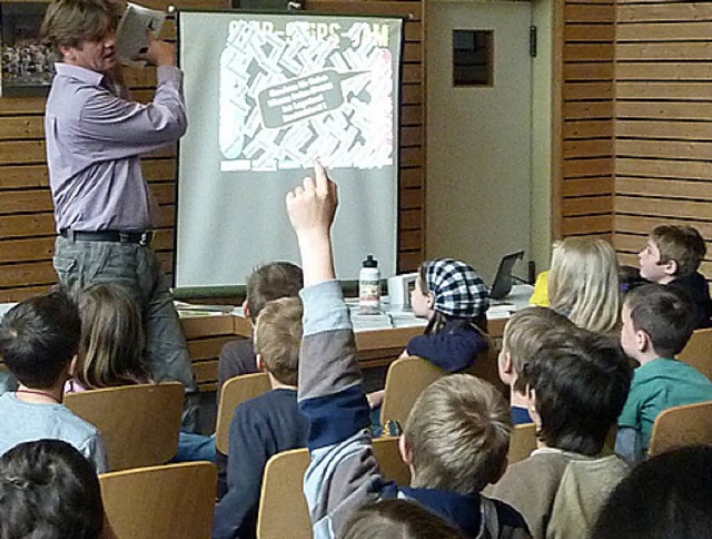 Autor Swen Reinhardt band die Kinder d...Grundschule  in seine Lesung mit ein.   | Foto: Privat