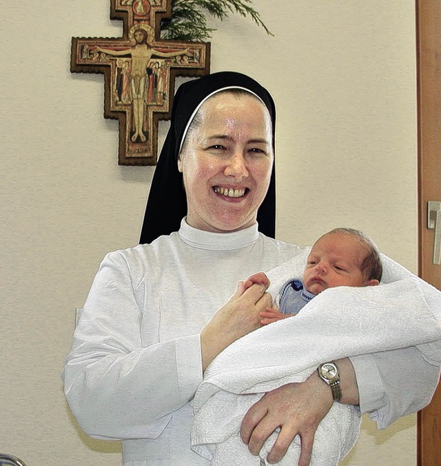 Josefsklinik: Sr. Elisabeth und ein Neugeborenes  | Foto: archivfoto: LEO