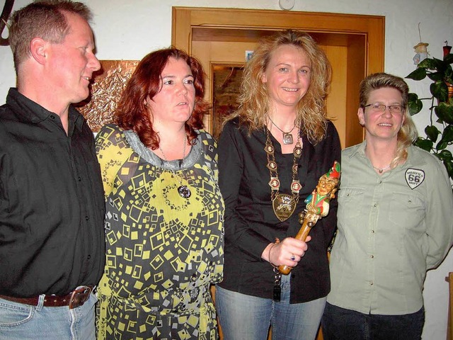 Die neue Narrenmutter von Gndelwangen...echts) und Sckelmeisterin Mona Baier.  | Foto: Cornelia Selz