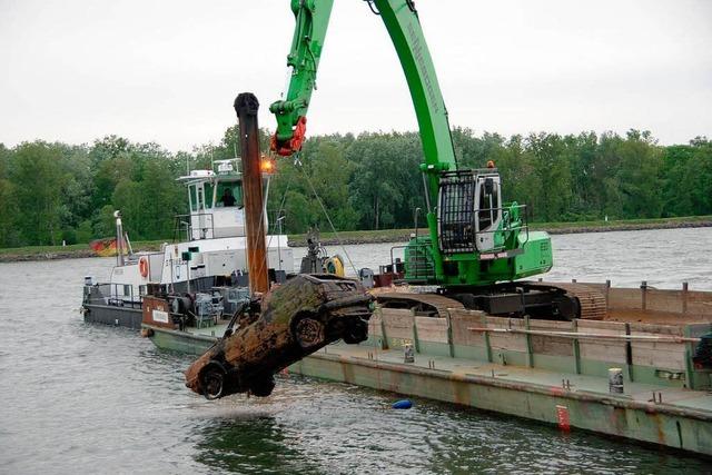 Wrack aus dem Rhein geborgen