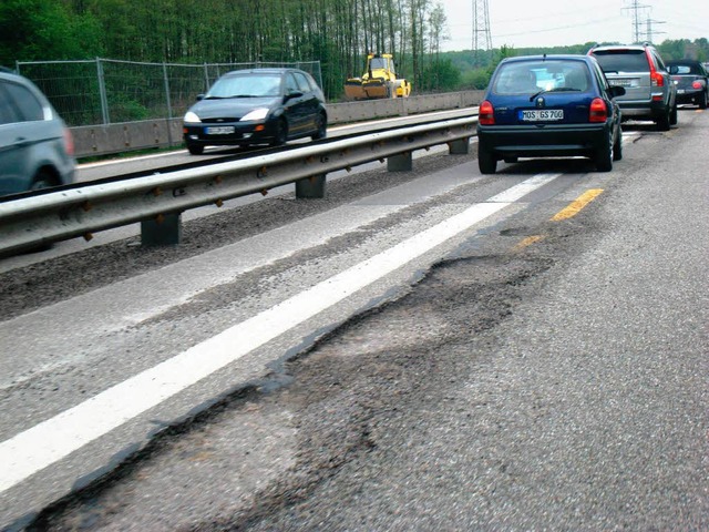 Die Autobahn A5 muss saniert werden. 