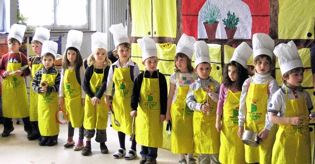 Die Kinder des evangelischen Kindergar...it Schrzen und Kochmtzen  gewappnet.  | Foto: Rieger