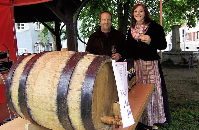 Auch die Markgrfler Weinprinzessin Li...ene Schlossberg-Trpfchen verkostete.   | Foto: Susanne Mller