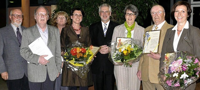 Geehrte und ihre Gratulanten: Chorrege...ina Hringer (von links nach rechts).   | Foto: Mechthild Hartmann