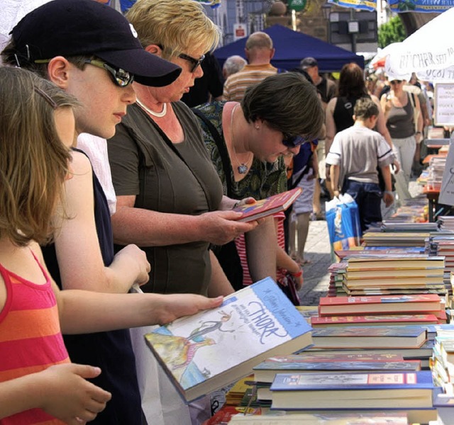 Stbern, schmkern, feilschen  beim Endinger Bchermarkt   | Foto: I. Hge