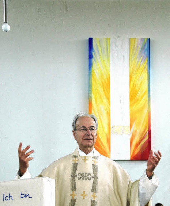 Pfarrer Vogt vor dem neuen Vörstetter Altarbild   | Foto: Grättinger