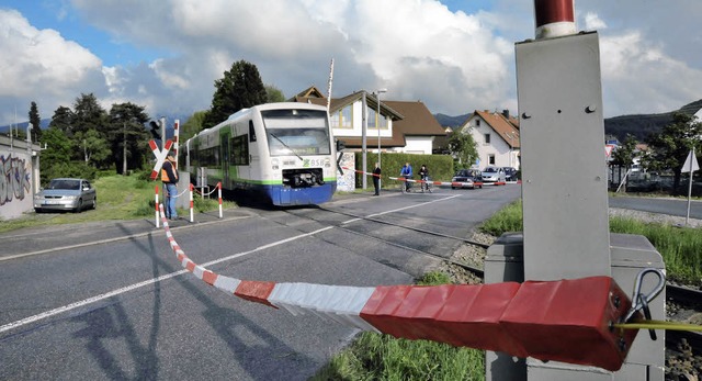 Manuell bedient wird die Bahnschranke ...auch noch ein Weile beobachtet werden.  | Foto: Markus Zimmermann-Drkop